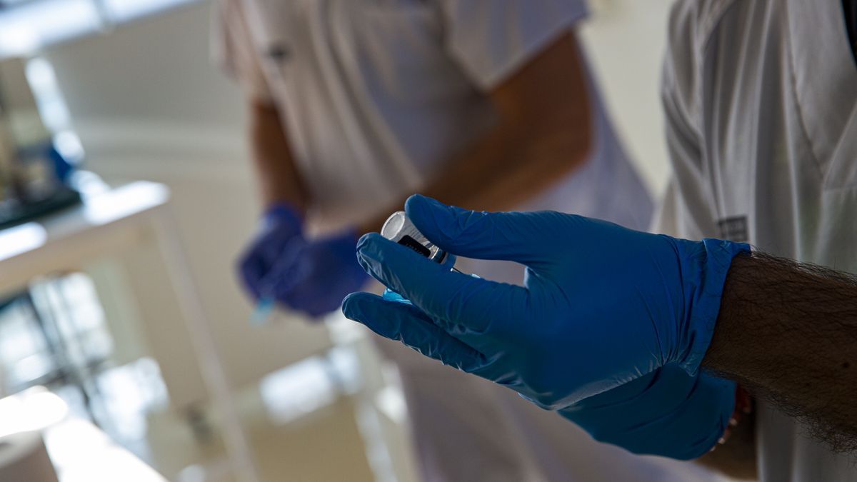 Aprueba Reino Unido vacuna bivalente desarrollada contra Covid-19 y la variante ómicron