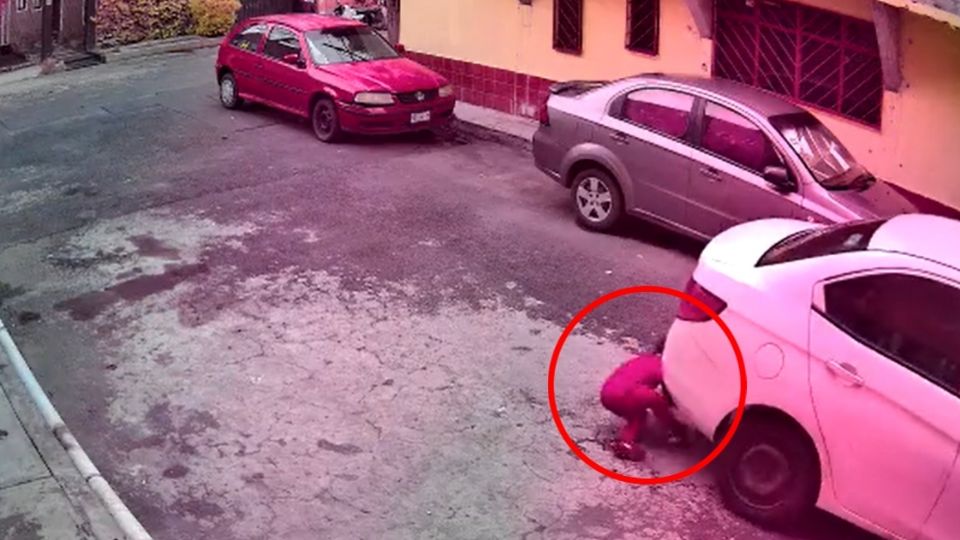 ¿Quien tuvo la culpa?: Auto le pasa encima a niño de 3 años y sobrevive de milagro (Vídeo)