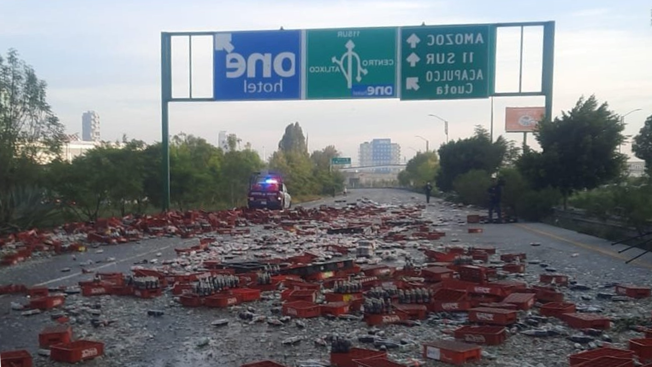 Se volcó un camión de Coca Cola sobre el Periférico Ecológico