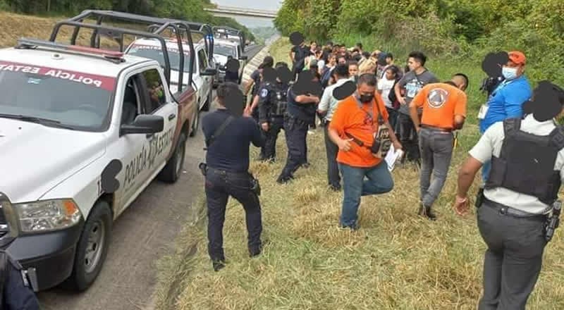 Migrantes son abandonados por polleros en medio de la carretera México - Tuxpan