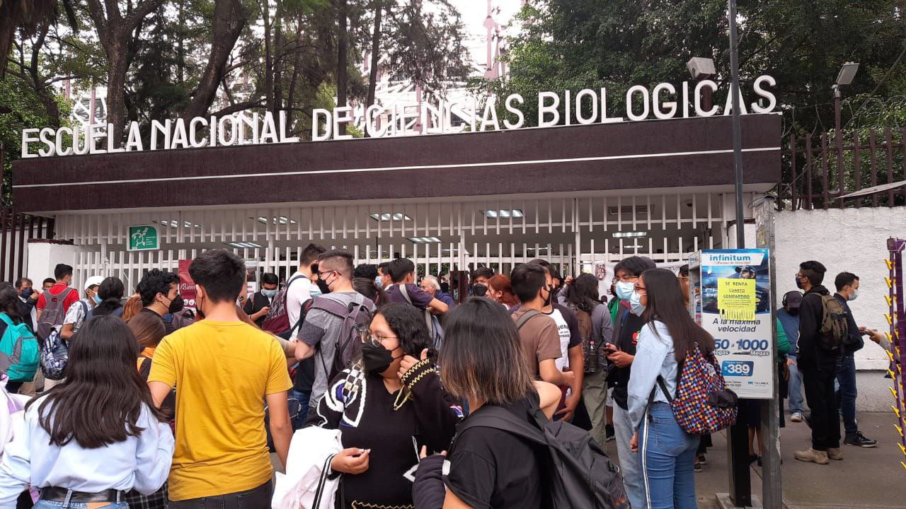Entran a paro indefinido 3 escuelas del IPN; acusan a directora de desvío de recursos