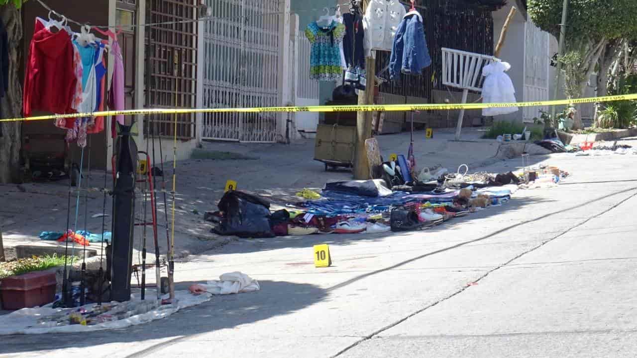 Menor muere en puesto de tianguis tras ser alcanzado por las balas durante persecución de sicarios