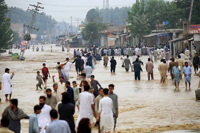 Inundaciones por fuertes lluvias en Pakistán dejan más de mil muertos
