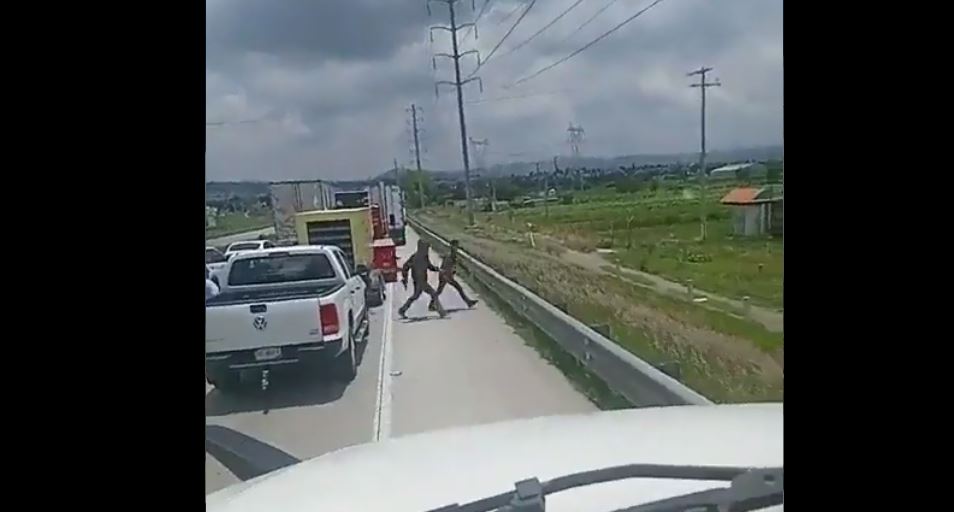 Automovilistas fueron asaltados por hombres armados durante bloqueo en el Arco Norte (Video)