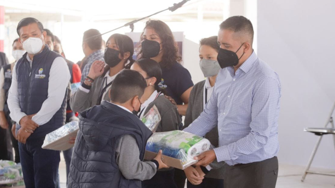El Gobierno de San Andrés Cholula efectuó una entrega de útiles escolares a estudiantes de nivel básico
