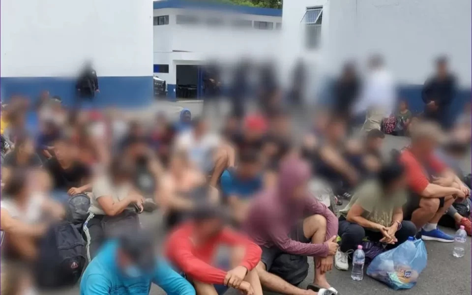 Rescatan en Puebla a 116 migrantes que transportaban en condiciones de hacinamiento