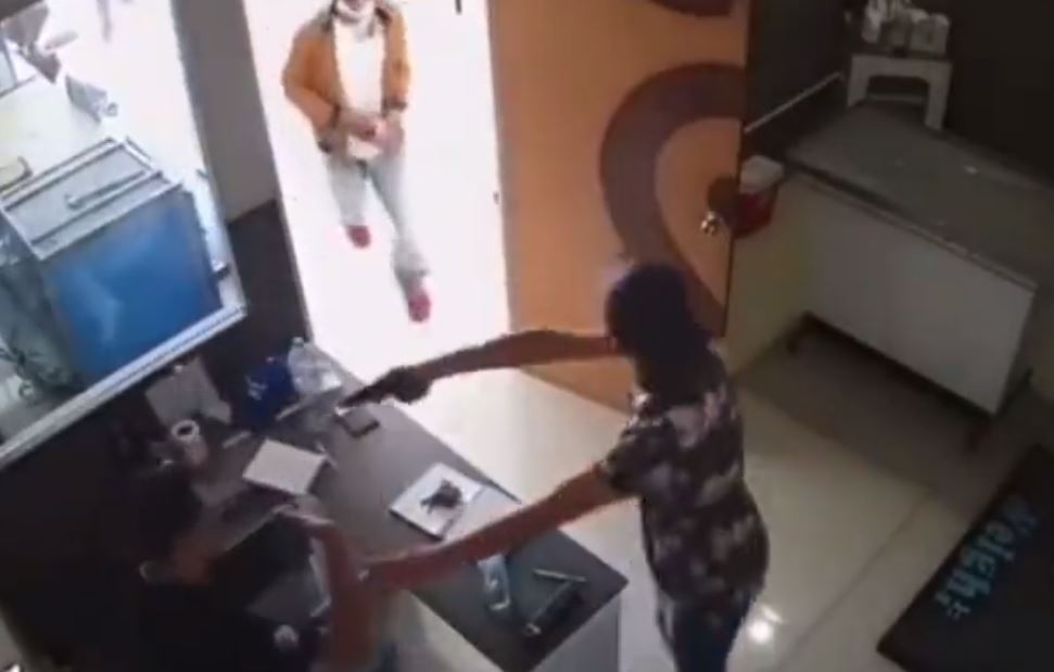 "A punta de pistola": Delincuentes asaltaron una clínica veterinaria en Cuautlancingo; no hubo detenidos