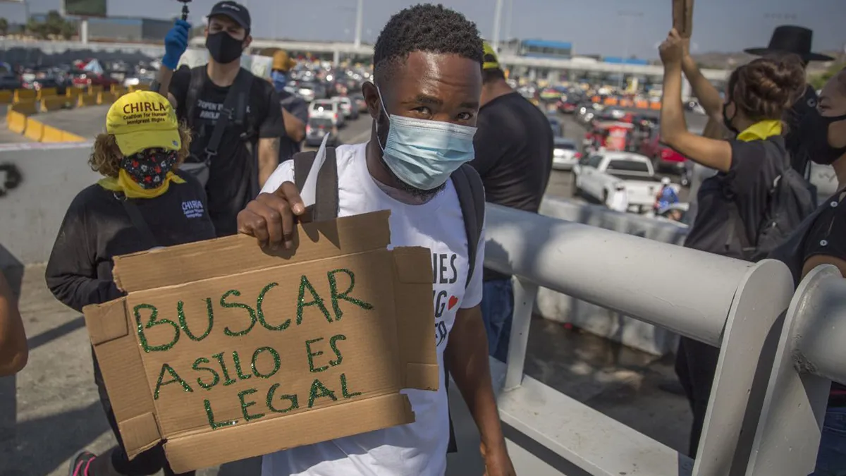 Eliminan programa "Quédate en México" de Donald Trump