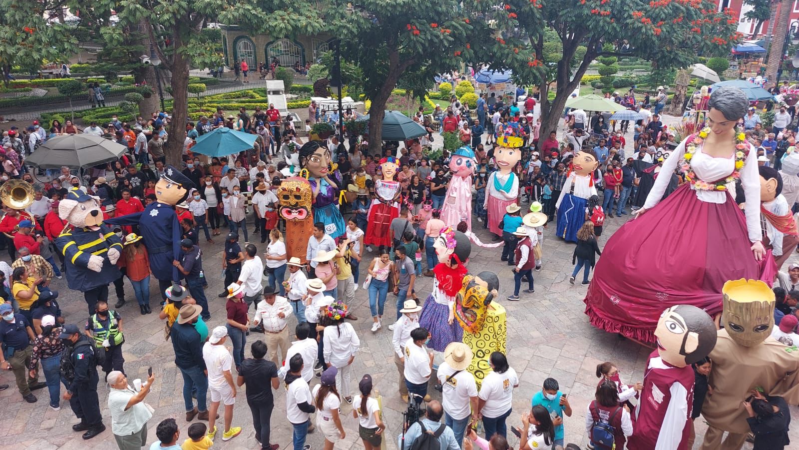 Con más de 40 mojigangas, turistas disfrutaron en Atlixco del tradicional desfile acompañado de música de banda