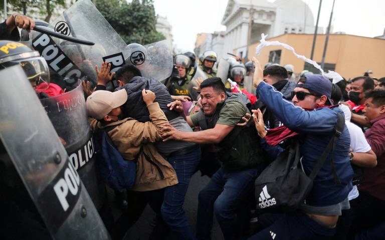 Policía de Lima reprime manifestaciones con gases lacrimógenos; reportan varias detenciones