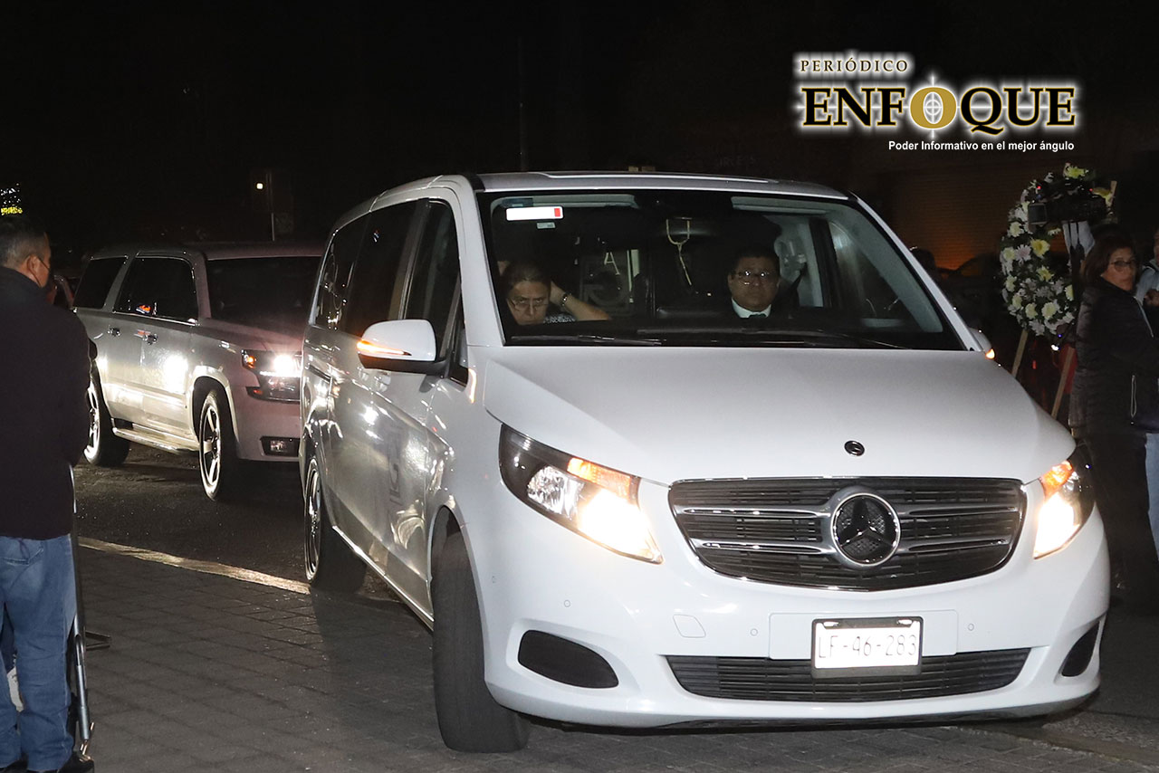 Cuerpo del gobernador del estado Miguel Barbosa llega a Puebla; poblanos y funcionarios lo recibieron 