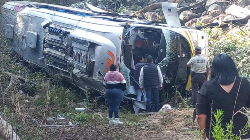 Autobús AU que salió de puebla termina en el fondo de una barranca tras un percance en la pista