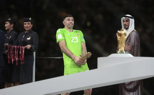 El portero argentino Emiliano "Dibu" Martínez explicó la razón de su gesto de celebración