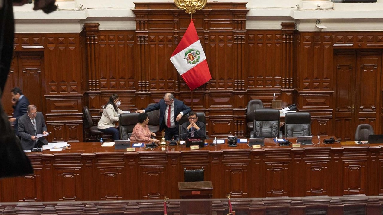 Congreso de Perú aprueba adelantar elecciones para abril de 2024