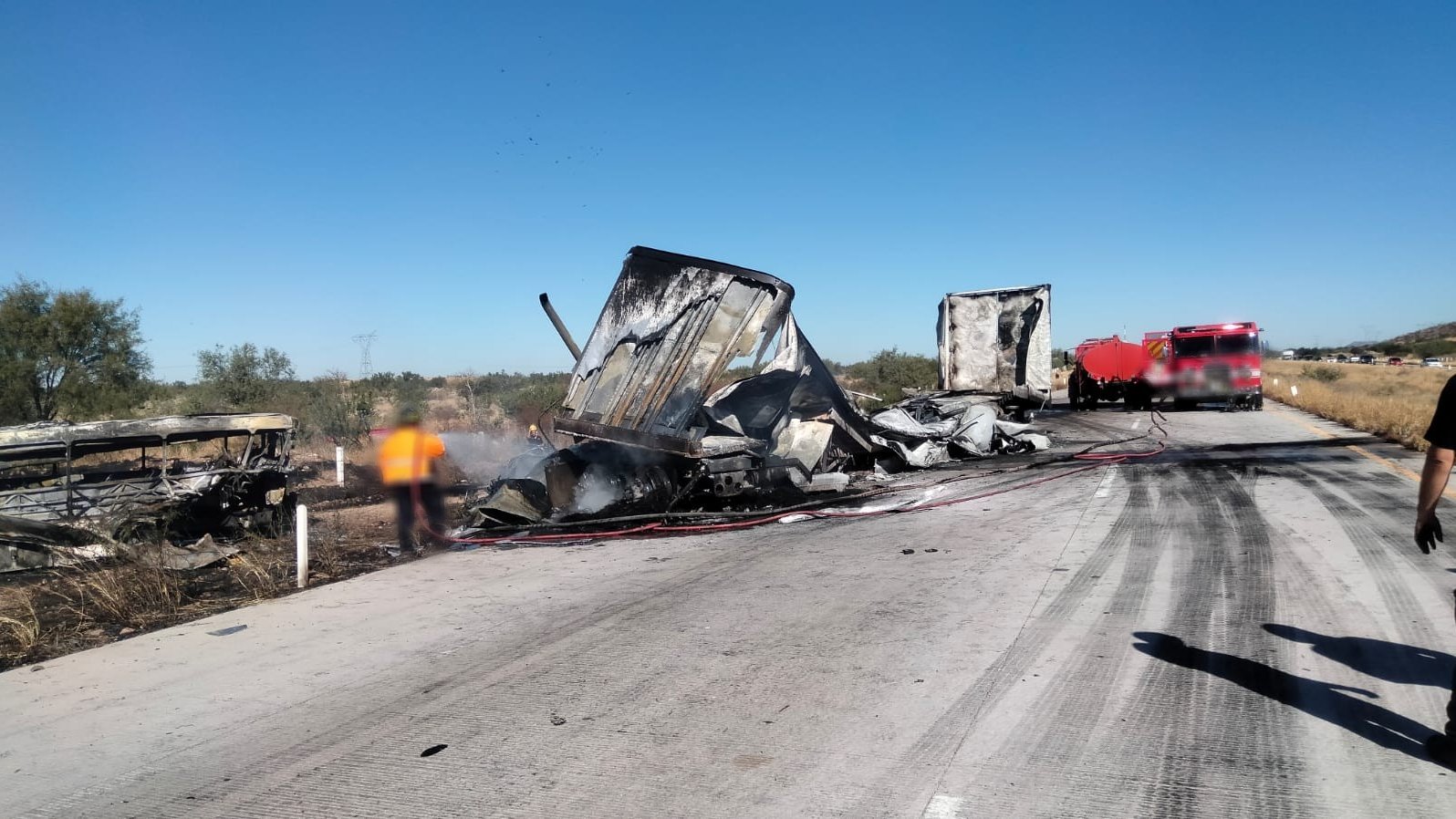 Accidente: se impacta tráiler contra autobús provocando incendio en la carretera Hermosillo- Guaymas