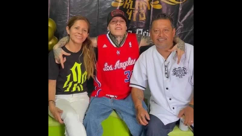 Reportan al padre del rapero Santa Fe Klan herido de bala tras una emboscada en su domicilio