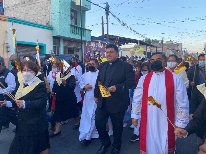 Tepeaquenses reciben al nuevo párroco  