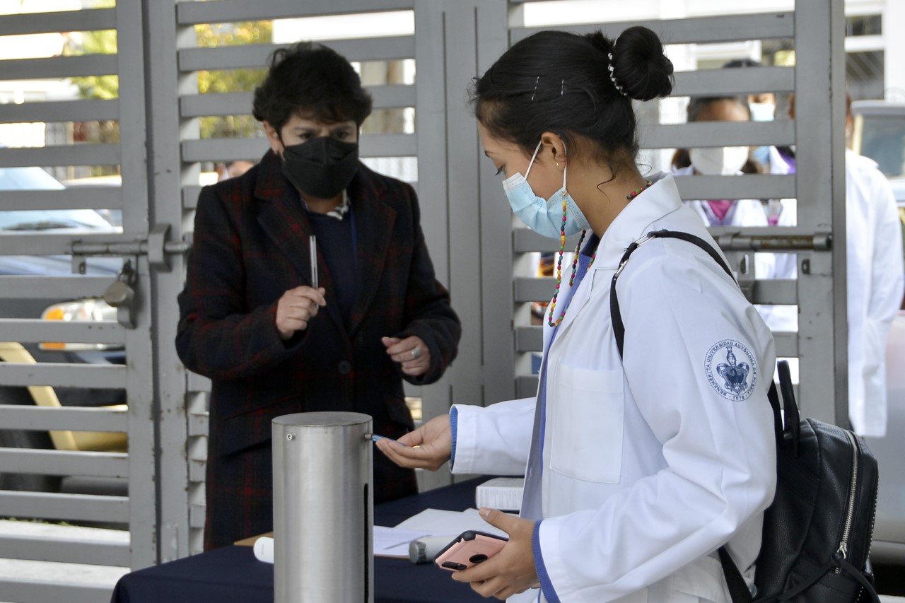 Estudiantes de la BUAP deben retomar usar cubrebocas en regreso a clases