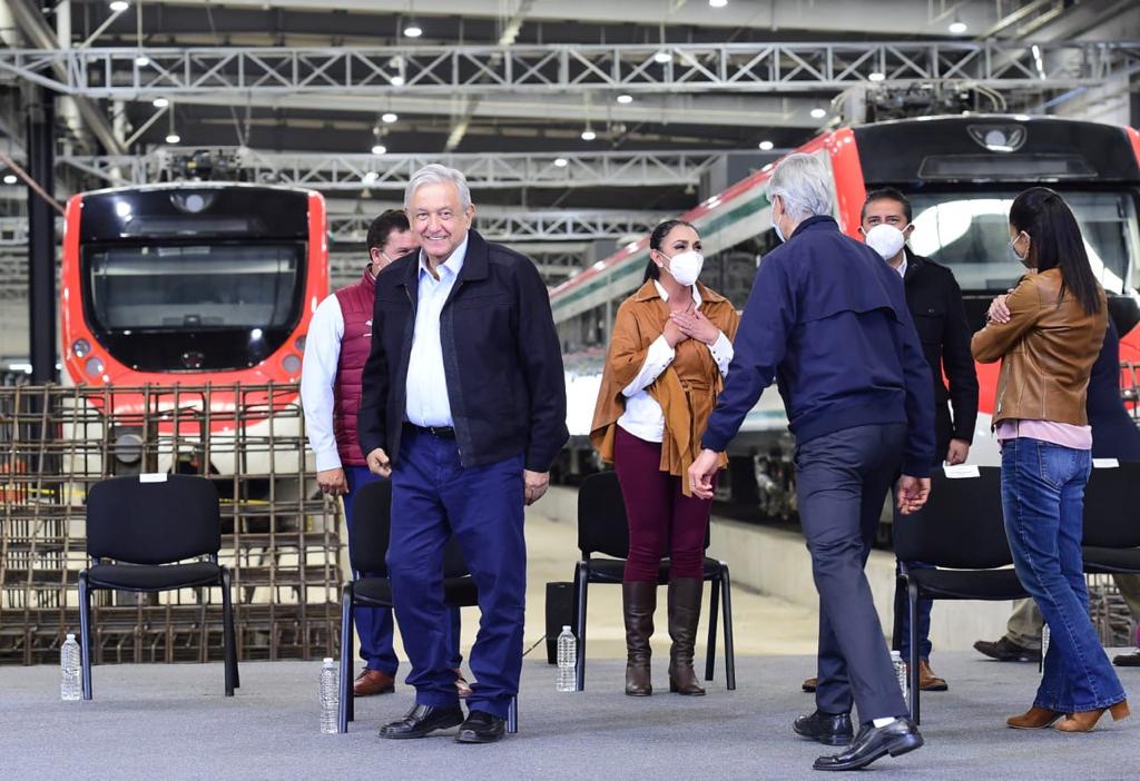 Presume AMLO: "En un año nos vamos a estar subiendo al Tren México-Toluca"