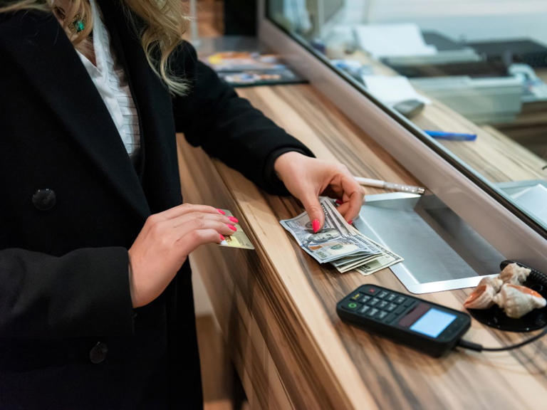 Cajera depositó 800 mil pesos en otra cuenta (por error) y culpa al cliente (Vídeo)