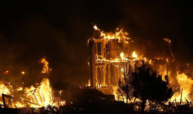 Incendio forestal arrasa con más de 500 casas en Colorado; reportan 7 heridos