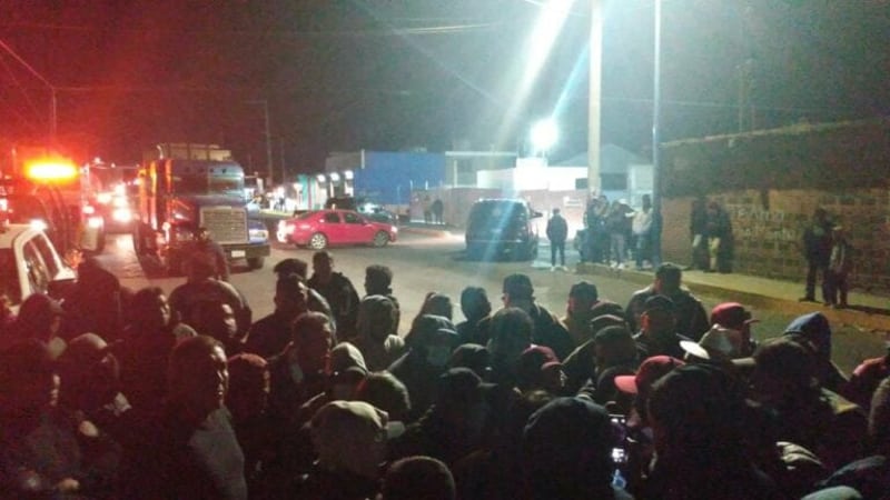 Pobladores de Acajete bloquearon la carretera Amozoc - Oriental para exigir la liberación de 2 presuntos "polleros"