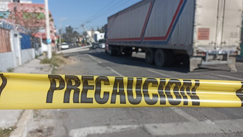 Trailer derriba postes de CFE y deja sin energía eléctrica a vecinos de San Miguel Hueyotlipan