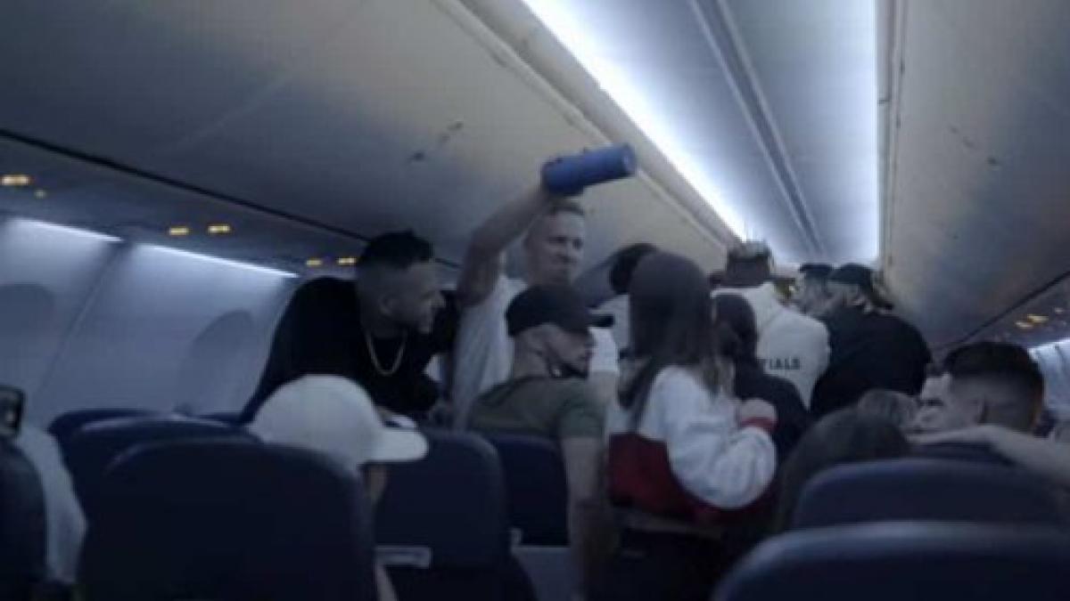 Influencers canadienses que organizaron fiesta en un vuelo a Cancún serán investigados
