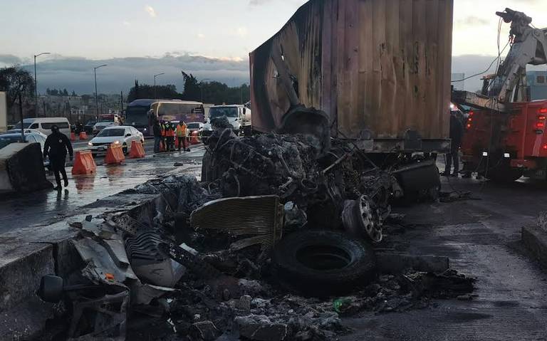 Vuelca tráiler y se incendia tras impactarse con una barra de la caseta de San Marcos en la México-Puebla