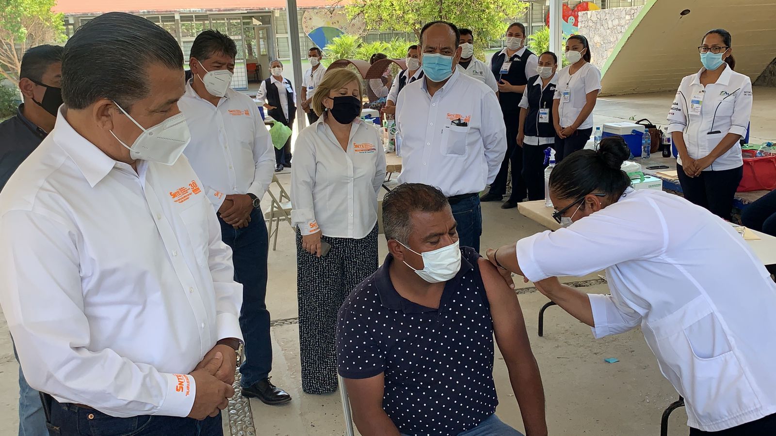 Vacunación de refuerzo para 2.6 millones de maestros inicia en México