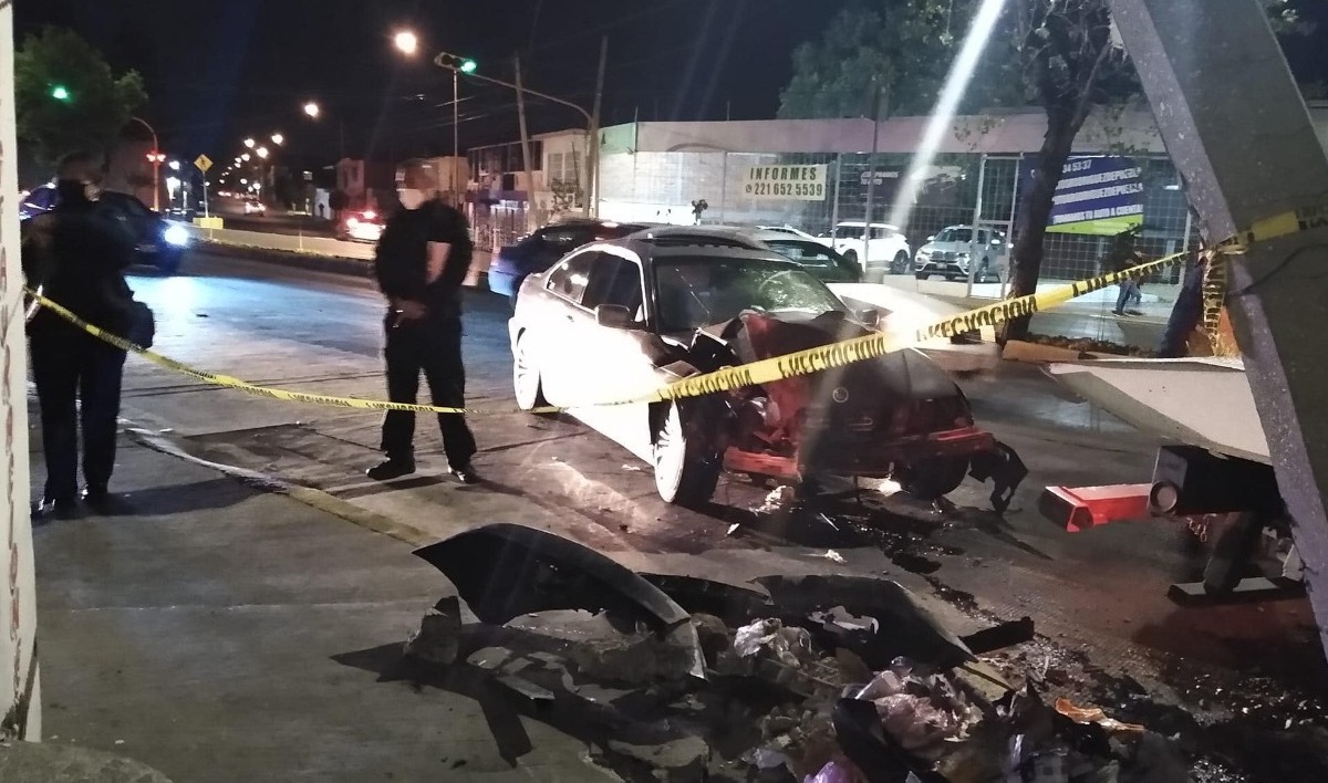 Tres personas presuntamente alcoholizadas se impactaron brutalmente con un poste dejando inservible la unidad