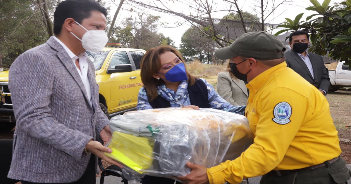 Encabezó Lorena Cuéllar entrega de uniformes, equipos de protección y herramientas a brigadistas de la CONAFOR