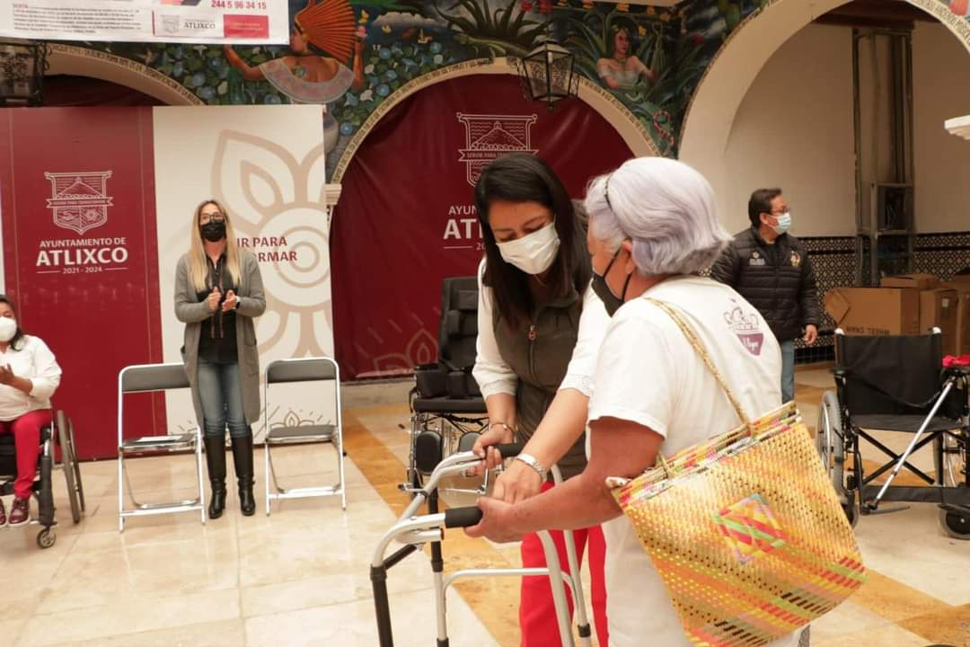 Atlixco continúa con la entrega de aparatos ortopédicos en apoyo a los sectores más vulnerables