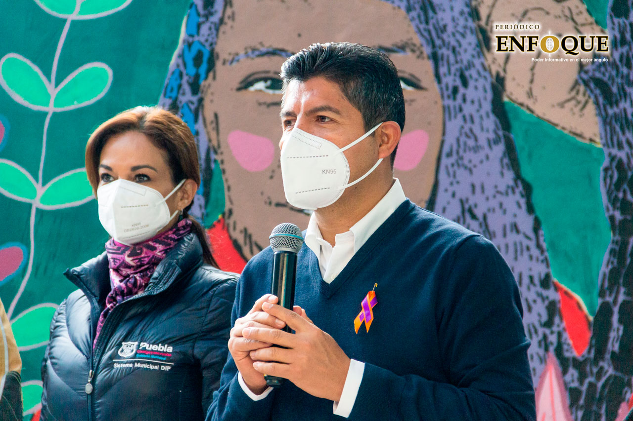 Eduardo Rivera ofrece ayuda jurídica a víctimas poblanas de la red de packs en Telegram