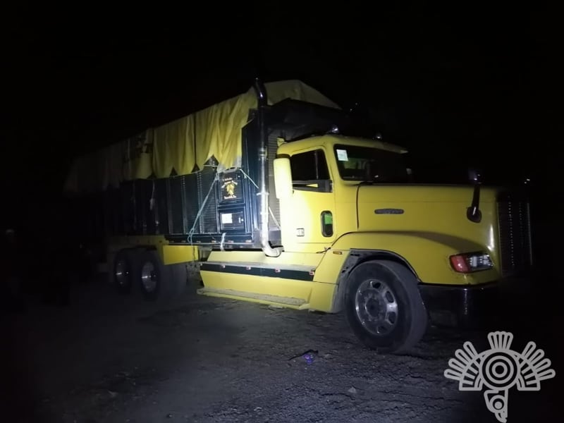 Policía recupera camión con mercancía robada en Huixcolotla; estaba cargado con toneladas de tela