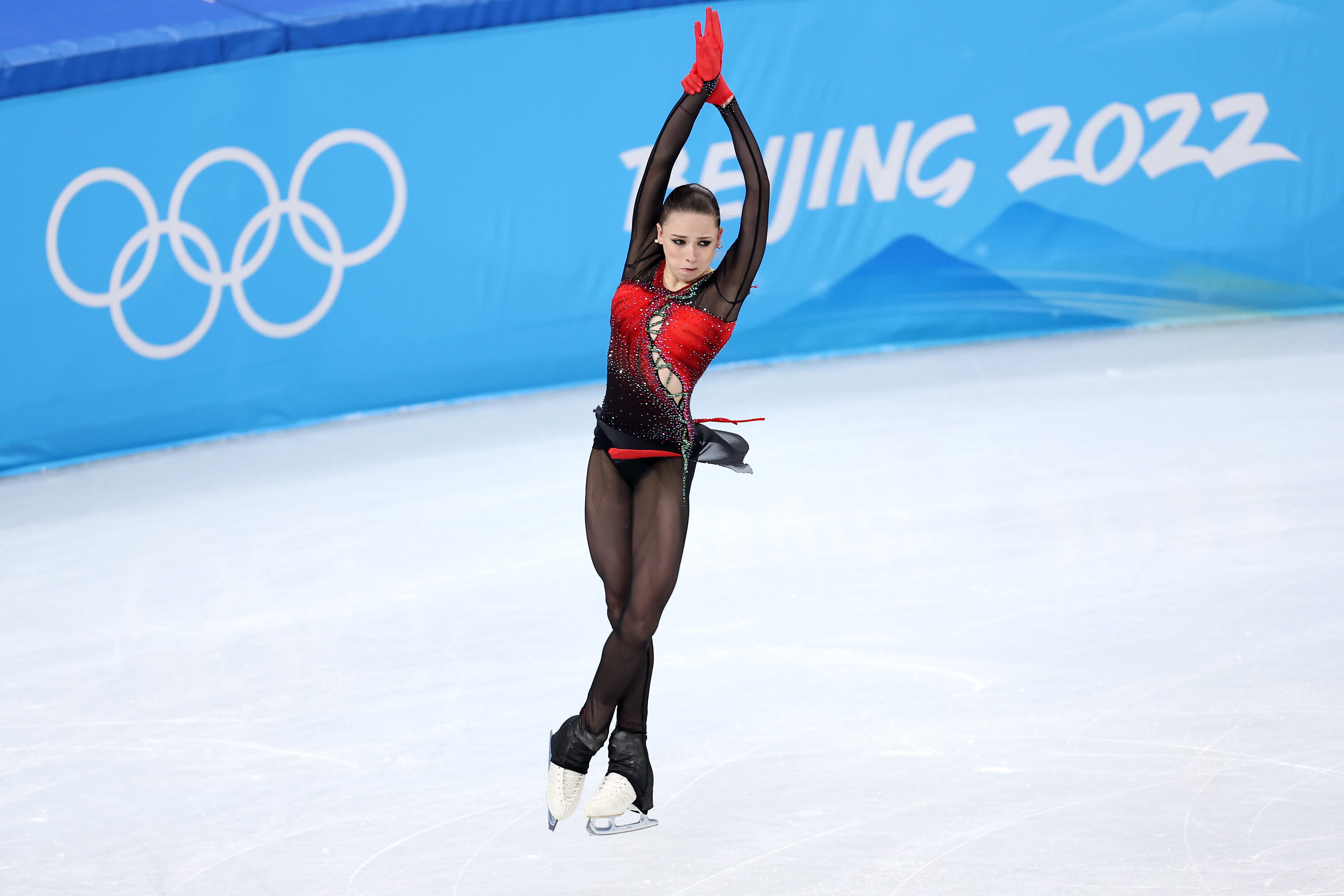 Kamila Valieva primera patinadora de los Juegos Olímpicos en conseguir salto cuádruple se juega la medalla por posible dopaje