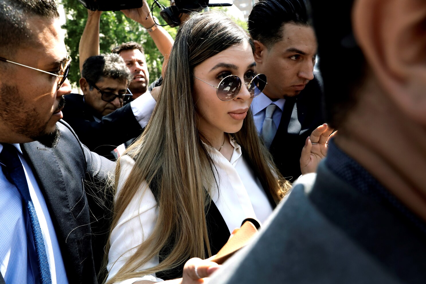 Reducen condena a Emma Coronel, podría salir en septiembre de 2023 o antes si presenta buena conducta