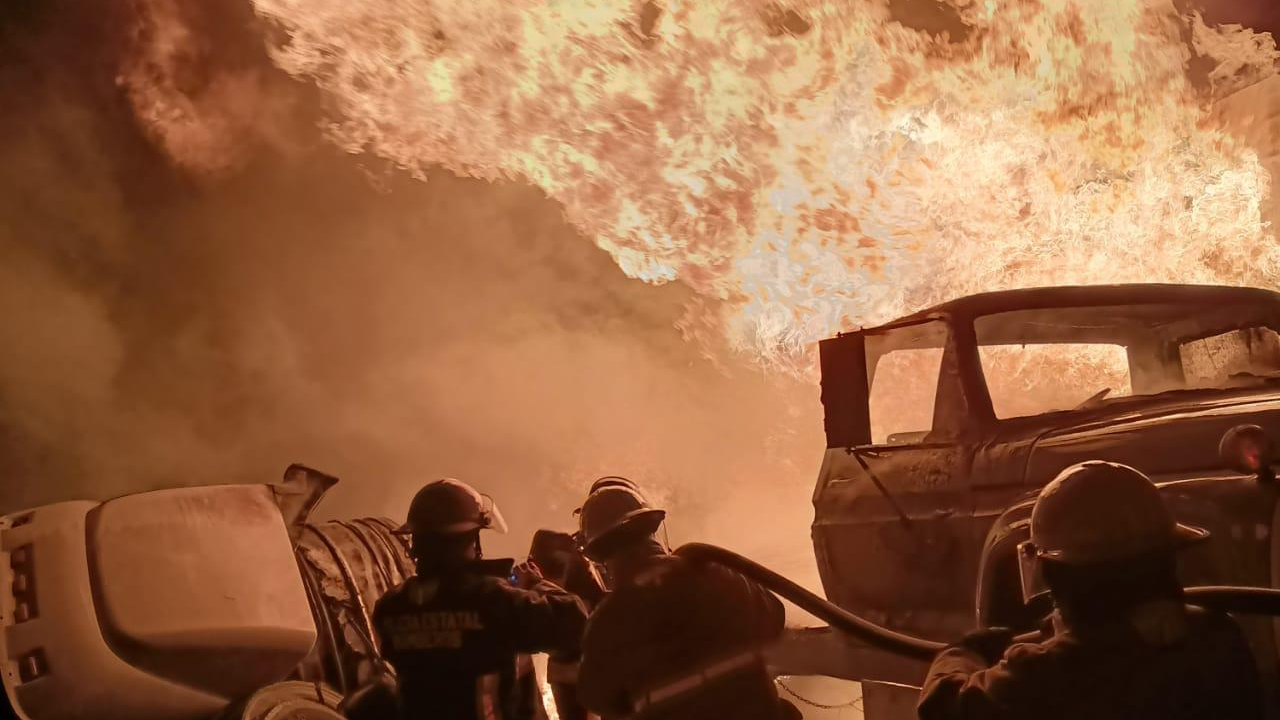 Incendio consumió dos tractocamiones en San Pedro Cholula 