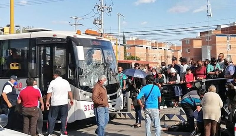 Unidad de RUTA línea 2 atropelló a joven que cruzaba; testigos acusan imprudencia del chófer