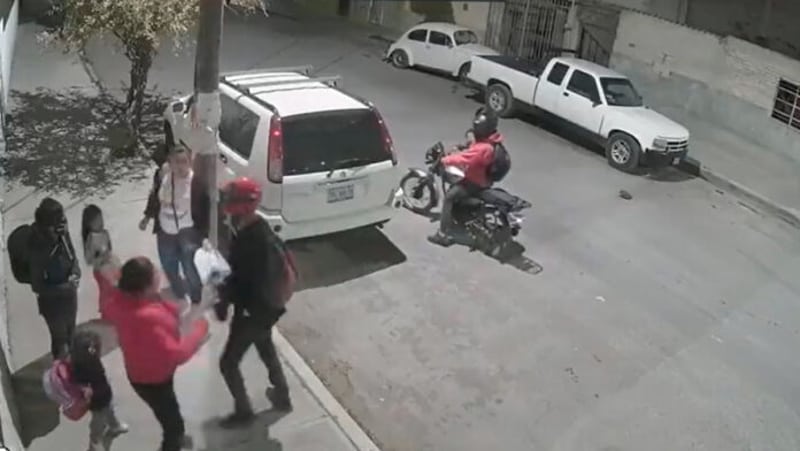 Cámara de vigilancia capta a asalto a mano armada en calles de Tehuacán