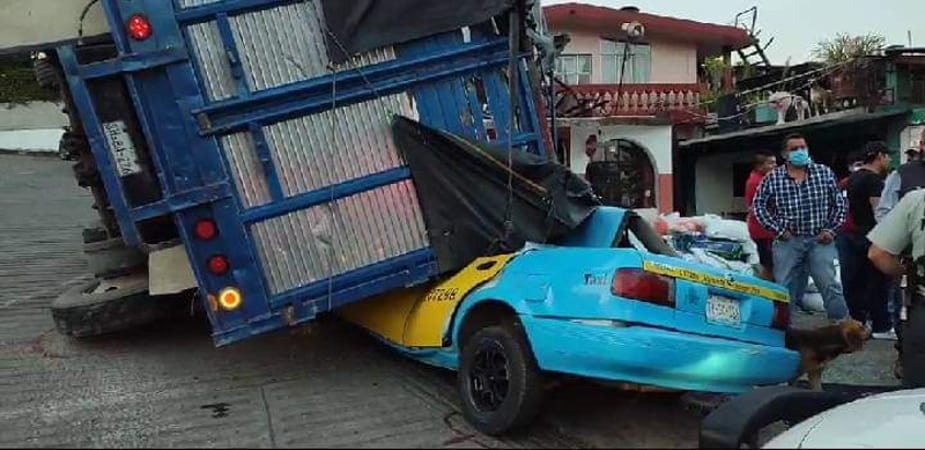 Camión se volcó sobre dos taxis en Huauchinango; increíblemente no se reportan lesionados