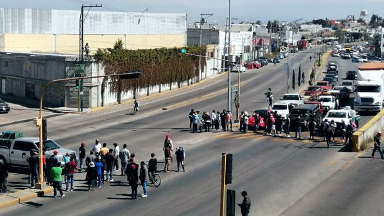 Habitantes de Tlaxcalancingo cerraron la Federal Atlixco tras exigir la finalización de obras 