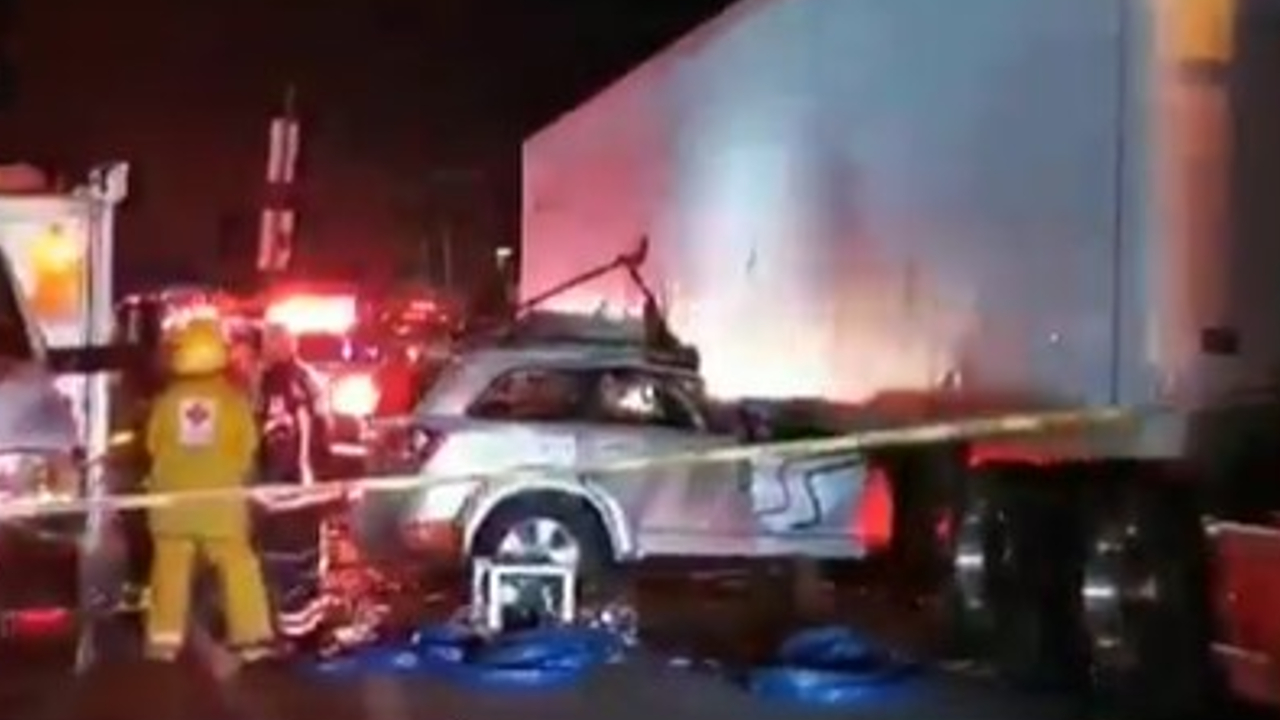 Automovilista fallece tras estrellar su camioneta en la caja de un tráiler en el Periférico Ecológico 