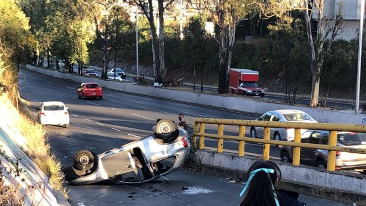 Automóvil termina volcado en el Boulevard Esteban de Antuñano a la altura de la Recta a Cholula