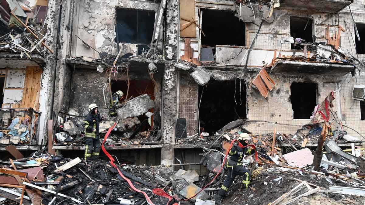 Ministerio de Ucrania reporta fuertes explosiones en Kiev, tropas rusas han llegado a la capital