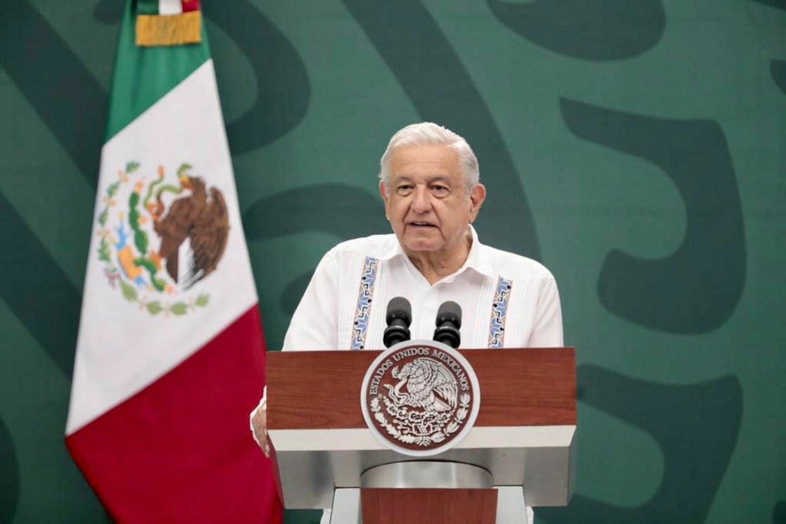 Seguridad en los aeropuertos del país estará a cargo de la Sedena y Semar: AMLO