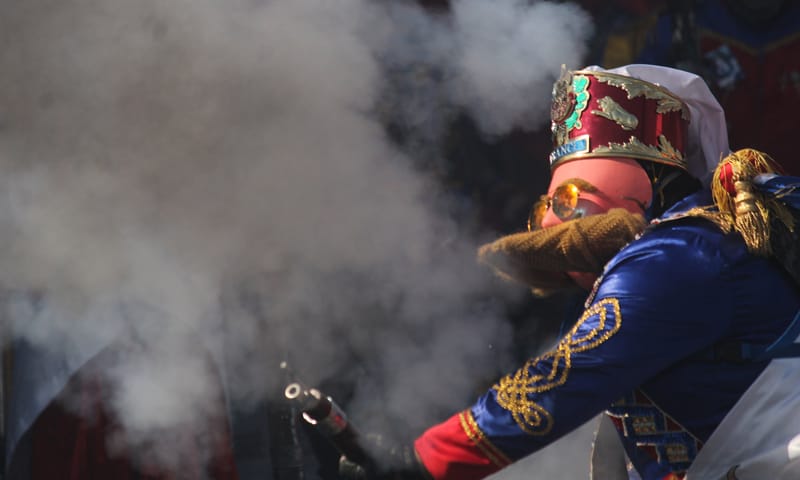 Cañón explota en la mano de un joven durante el carnaval de Huejotzingo; se reporta estable (Video)