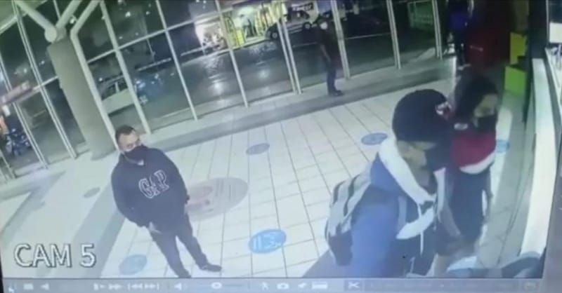 Cámaras de vigilancia captan a Jazumi, desparecida en Tehuacán, en compañía de un hombre mayor (Video)