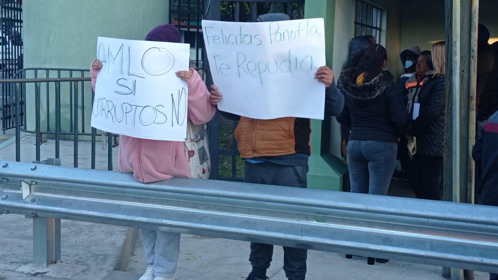 Traiciona alcaldesa de Panotla principios de la 4T, acusan pobladores