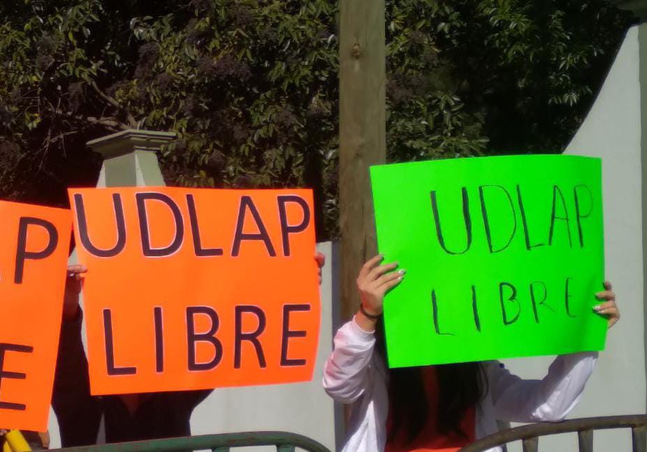 Conflicto por instalaciones de UDLAP deja a alumnos en rezago, piden a AMLO resolver situación